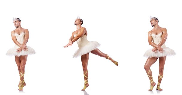 Hombre en tutú de ballet aislado en blanco - Foto, imagen
