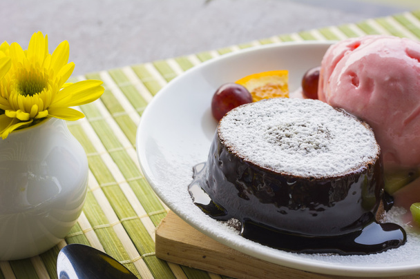 Schokoladenpudding mit frischem Obst und Erdbeereis - Foto, Bild