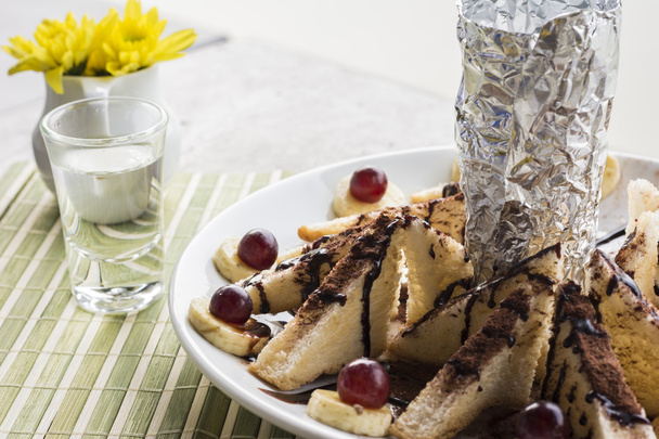 Tostadas de miel y plátano con hielo seco sobre fondo de mesa
 - Foto, imagen