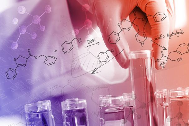 Chemik w rękawiczce ręki trzymającej probówki w laboratorium, z równania chemiczne i tło układ okresowy pierwiastków. - Zdjęcie, obraz