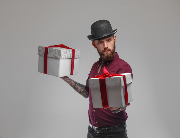Бородатий чоловік з подарунковими коробками
 - Фото, зображення