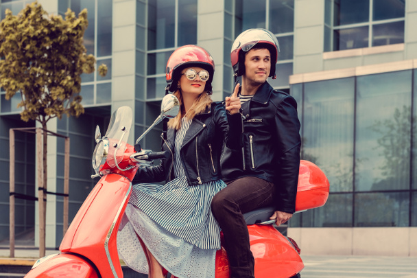 Maschio e femmina si divertono sullo scooter moto
. - Foto, immagini