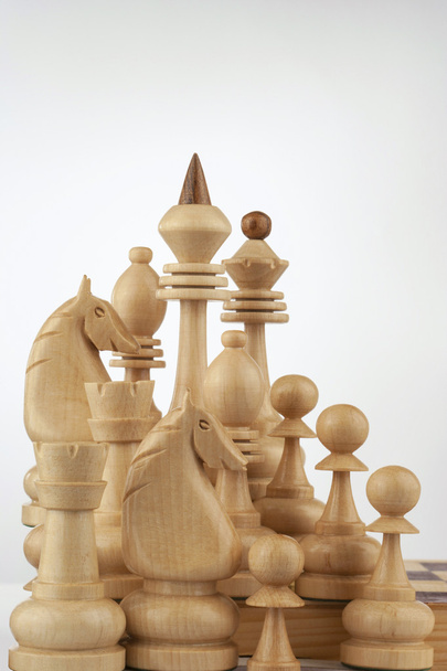 Rei de xadrez branco em peças de xadrez de fundo branco
. - Foto, Imagem