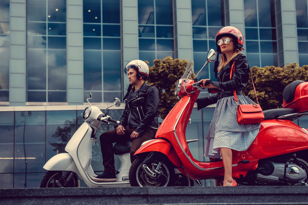 Macho y hembra en moto scooters
. - Foto, Imagen