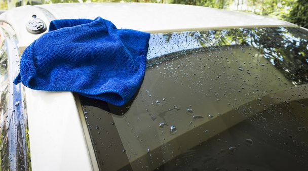  chiffon microfibre bleu pour nettoyer la voiture
  - Photo, image