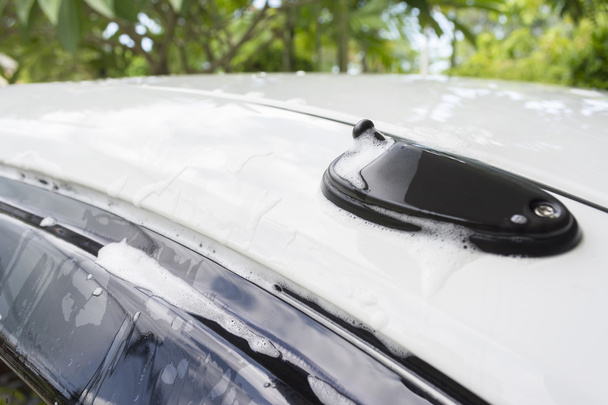 закрыть капли дождя на автомобиле и стекле
  - Фото, изображение