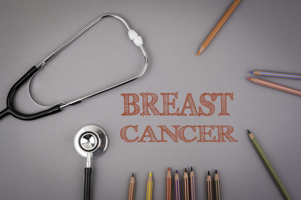 Cancro al seno. Matite colorate e uno stetoscopio sul tavolo
 - Foto, immagini