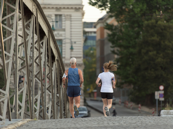 gezond volwassen paar joggen - Foto, afbeelding