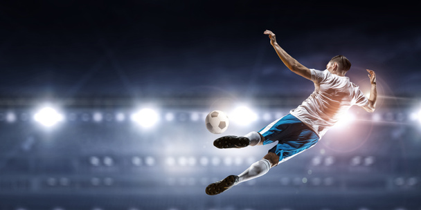 Jugador de fútbol golpeando pelota
 - Foto, Imagen