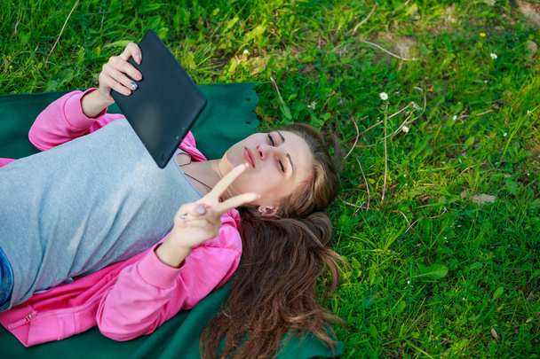 Girl with tablet computer - Fotoğraf, Görsel