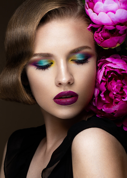 Beautiful girl with colorful make-up, flowers, retro hairstyle. beauty face. - Foto, immagini