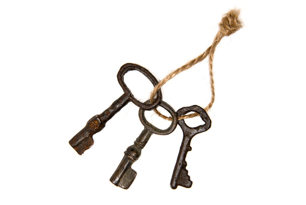 Três chaves velhas da porta amarradas com corda
 - Foto, Imagem
