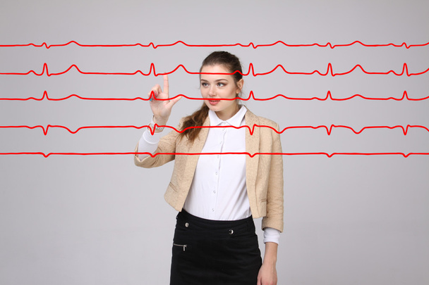 Doctor woman working with cardiogram lines - Foto, afbeelding