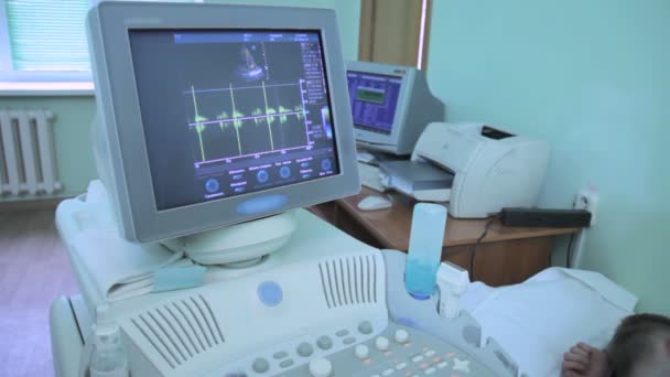 Lekarz za pomocą diagramu echokardiografii Echo na ekranie - Materiał filmowy, wideo