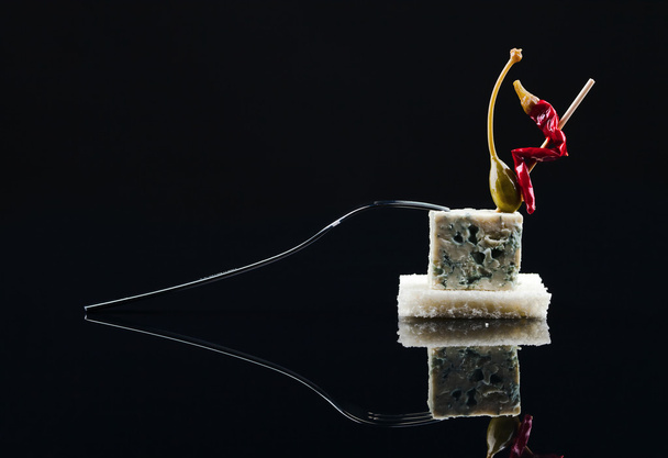 câpres en conserve, poivre et fromage bleu
  - Photo, image