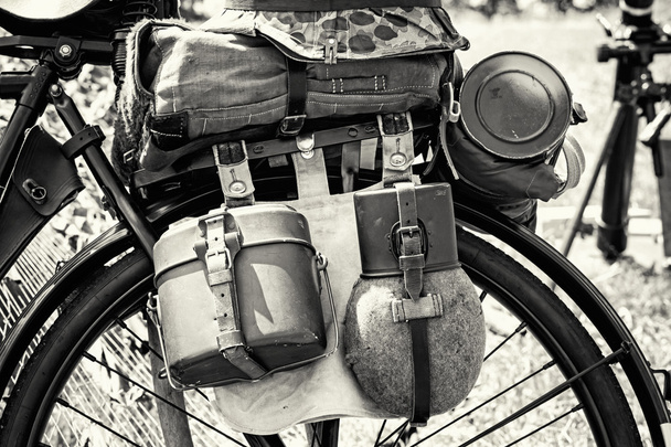 Eski askeri bisiklet ile ekipman fotoğraf kapatmak - Fotoğraf, Görsel