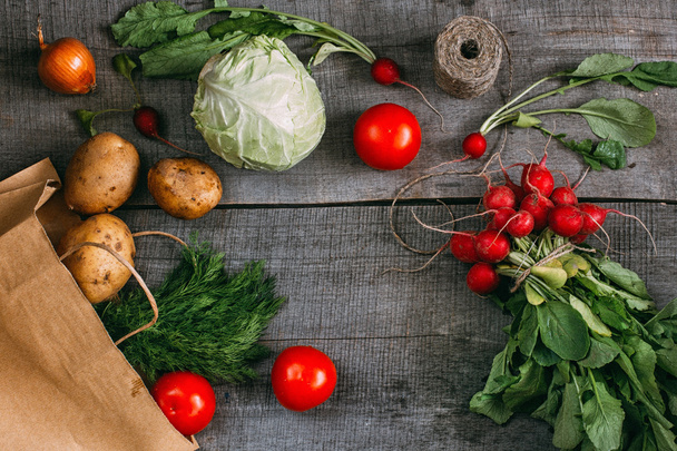 Ассорти свежих овощных ингредиентов на деревянном столе, вид сверху
 - Фото, изображение