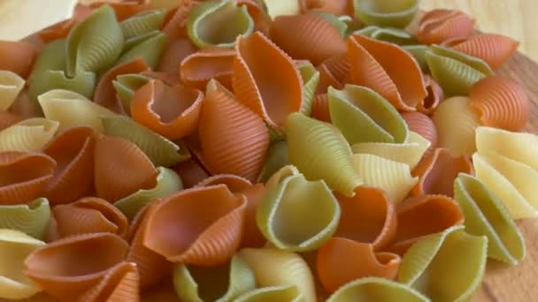 Tri-color pasta in een glazen kom - Video