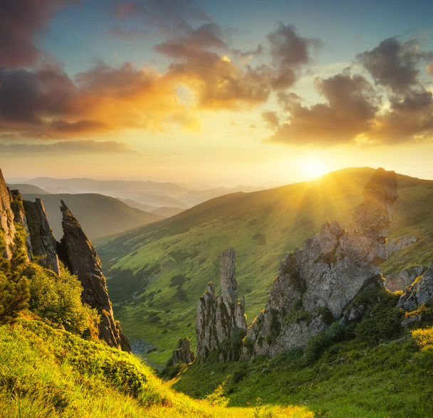 гірська долина під час сходу сонця
  - Фото, зображення