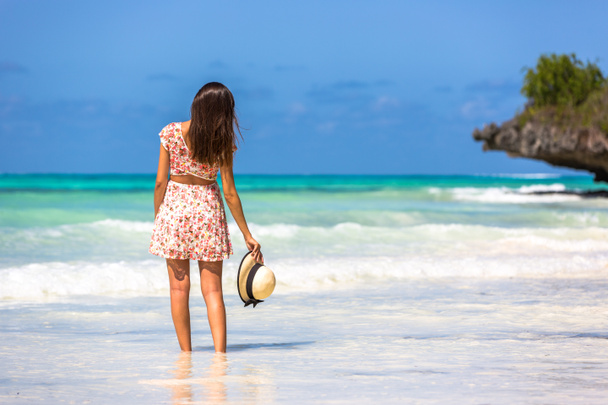 Woman enjoying beautiful beach - Фото, зображення