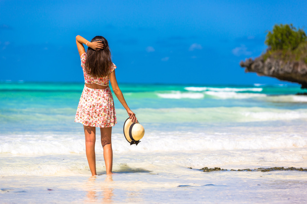 Mujer disfrutando hermosa playa
 - Foto, imagen