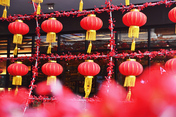 Fila de lanternas vermelhas chinesas penduradas
 - Foto, Imagem