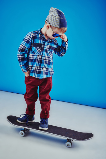 Happy boy riding skateboard - Foto, Imagen