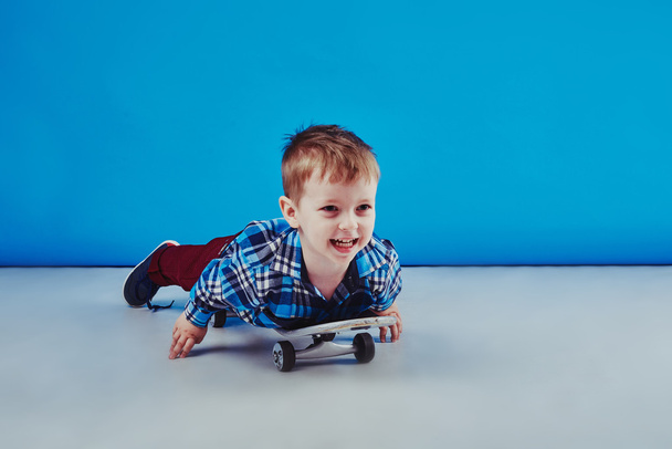 Happy boy riding skateboard - Fotoğraf, Görsel