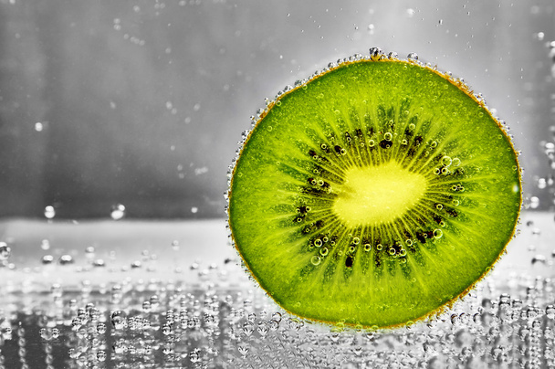 Cut kiwifruit water - Zdjęcie, obraz