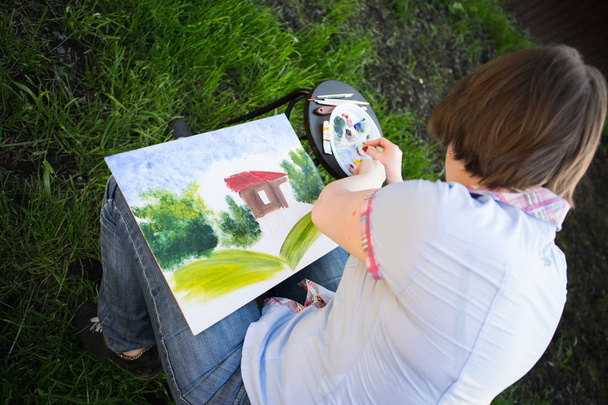 woman in painting outdoors - Foto, imagen