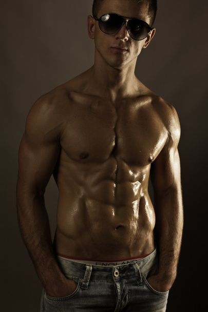 muskulös ung man筋肉の若い男 - 写真・画像