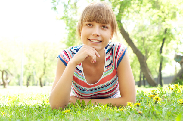 Портрет красивої жінки в літньому парку
 - Фото, зображення