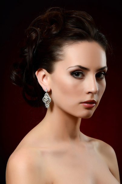 La belle femme en bijoux boucles d'oreilles
 - Photo, image