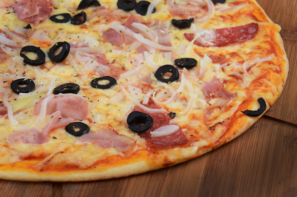Gustosa pizza italiana
  - Foto, immagini