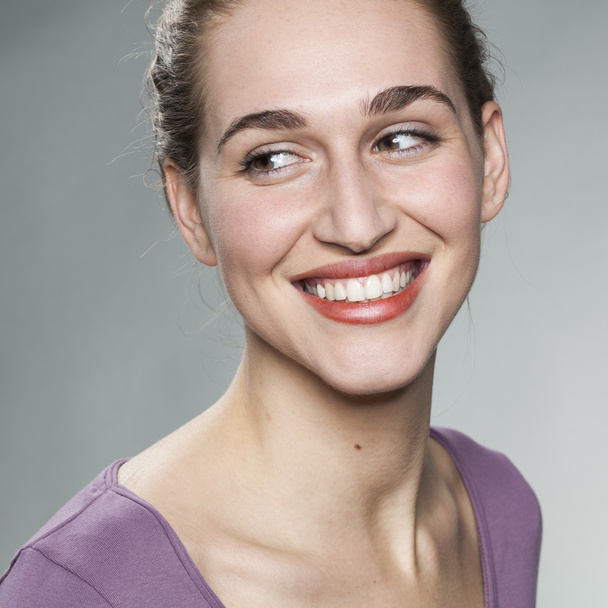ενθουσιασμένος νεαρής γυναίκας χαμογελαστά για ευεξία και λάμψη του δέρματος - Φωτογραφία, εικόνα