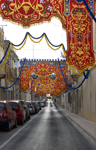 Panoramic view of narrow street in small village in Malta, Tarxien. Traditional maltese feast decoration in Tarxien, Malta - Фото, зображення