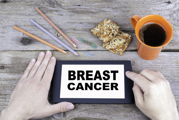 Cancro al seno. Testo su dispositivo tablet su un tabl di legno
 - Foto, immagini