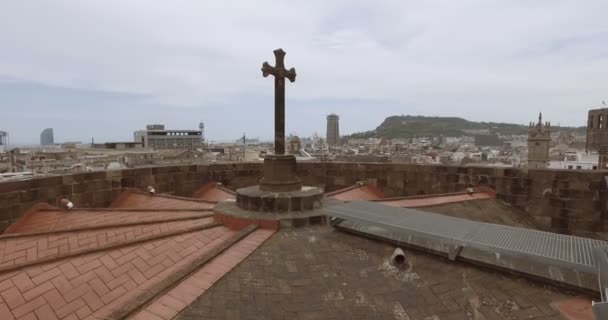 Siyah Katolik kilise çatısının, karanlık cityscape çapraz. Gözlem güverte, Barselona Katedrali üst görüntüleme - Video, Çekim