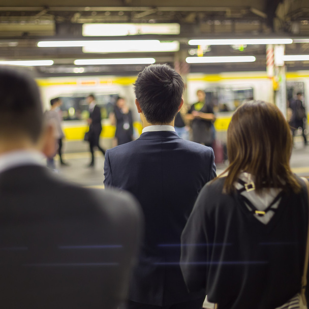 Пасажири, які подорожують на метро Токіо. - Фото, зображення