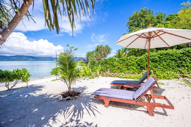 Deux chaises longues et parasol sur une magnifique plage tropicale
 - Photo, image
