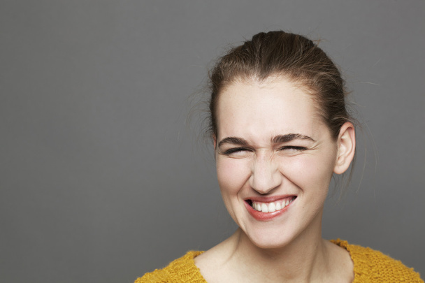 όμορφη νεαρή γυναίκα απολαμβάνοντας winking εκφράζοντας φυσική ευτυχία - Φωτογραφία, εικόνα