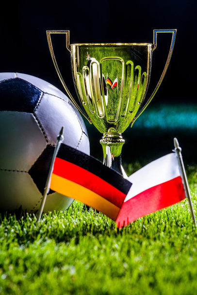 Fußballpokal und polnische und deutsche Fahnen - Foto, Bild