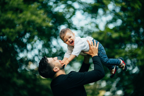 šťastný radostné otec baví hodí se ve vzduchu  - Fotografie, Obrázek