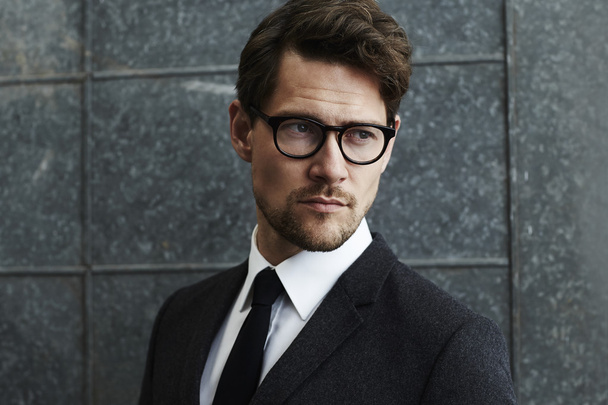 Suave man in spectacles and suit - Foto, Imagen