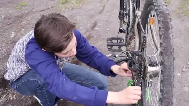 Boy Repairing the Bicycle - 映像、動画