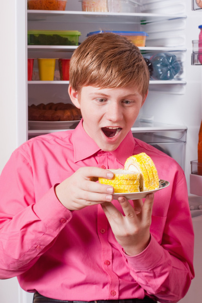 Boy with cake - Foto, afbeelding
