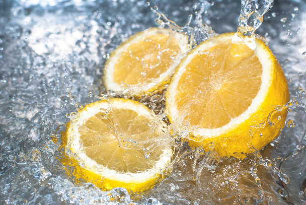 レモンと水の飛沫 - 写真・画像