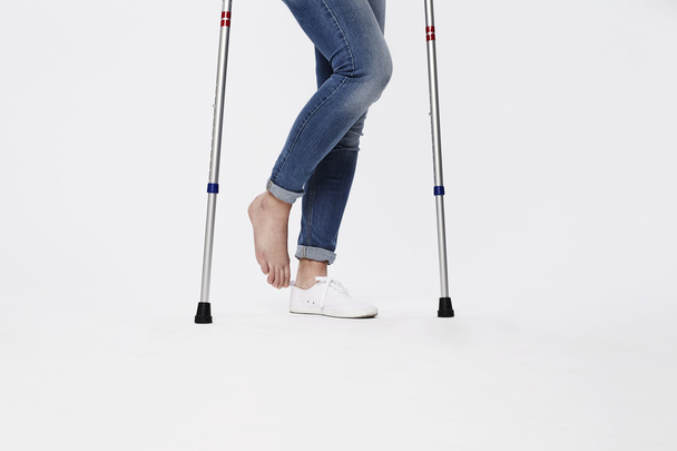 Barefoot and crutches in studio - Zdjęcie, obraz