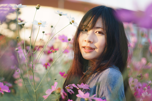 Aziatisch meisje met Cosmos bloem - Foto, afbeelding