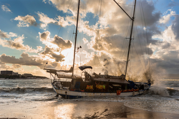 barco en tormenta, puesta de sol
 - Foto, Imagen